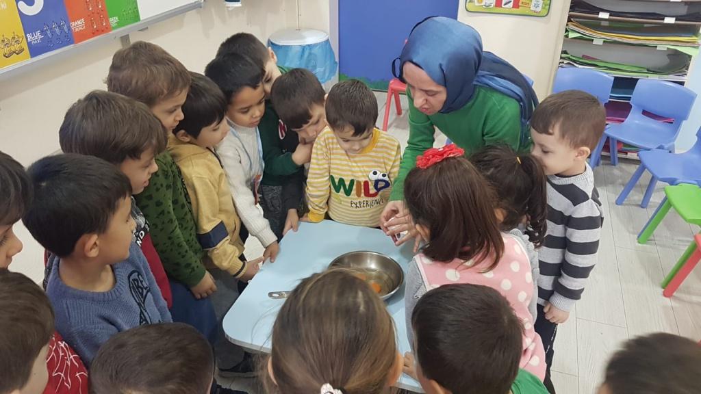 Yıldızlar sınıfı yumurtanın değişimini inceleyip, pişirdikleri yumurtayı sınıf olarak yediler