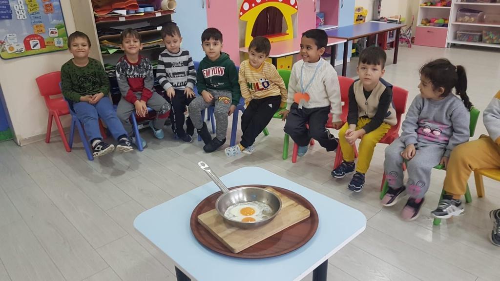 Yıldızlar sınıfı yumurtanın değişimini inceleyip, pişirdikleri yumurtayı sınıf olarak yediler
