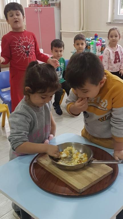 Yıldızlar sınıfı yumurtanın değişimini inceleyip, pişirdikleri yumurtayı sınıf olarak yediler